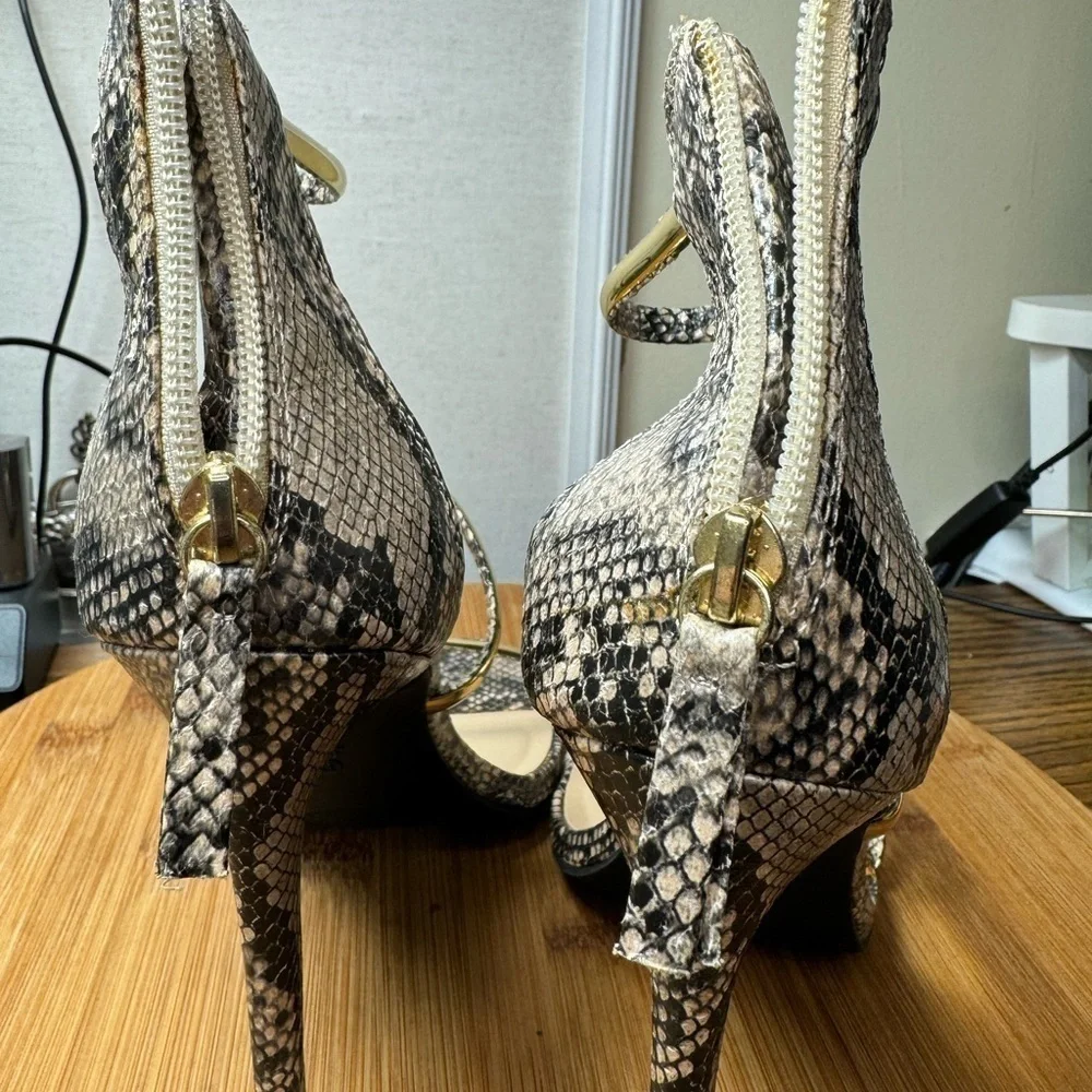 NWOT Bebe Berdine Snakeskin Print Open Toe Zipper Stiletto‎ Strappy Heels Size 7